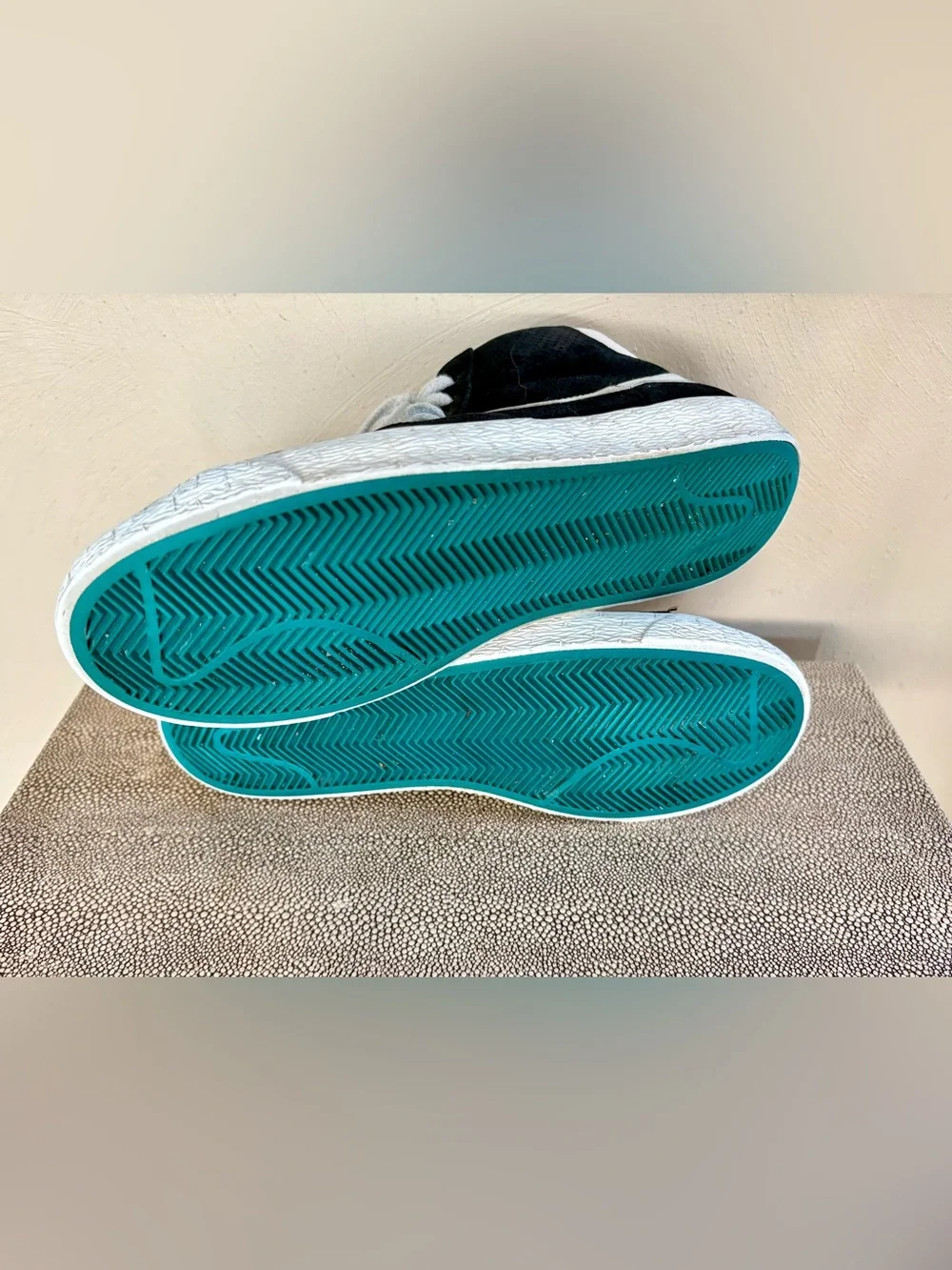 Nike Vintage Women Black & White High w Emerald Soles!!!  Size7.5